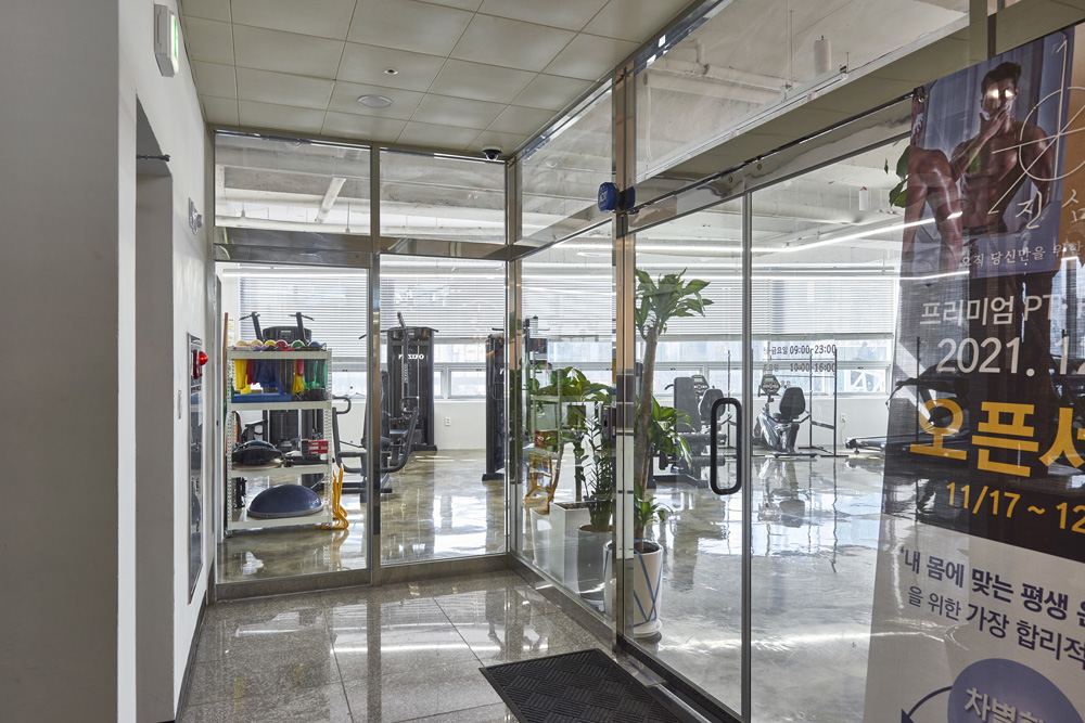 简约白调，70 平私人健身中心的精致设计-2