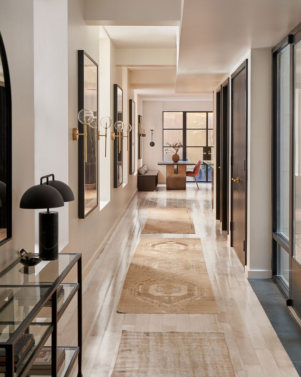 带有黑色细节和精致装饰的温馨现代纽约公寓-5