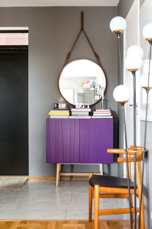 极简灰色公寓中的法国设计金属壁炉-12