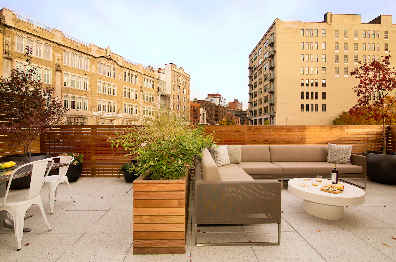 西村露台；西村阶梯（注：Terrace在建筑语境中可译为露台阶梯等，这里需根据实际场景确定最合适的表达，如果用于西村庄园某建筑设施描述，露台更合适；如果用于村庄地形等相关描述，阶梯可能更合适，这里暂时提供这两种常见可能，正常操作应以实际场景确定唯一精准翻译，如果以下不符合，请提供更多背景信息） 丨美国纽约丨Michael Wood & Co-15