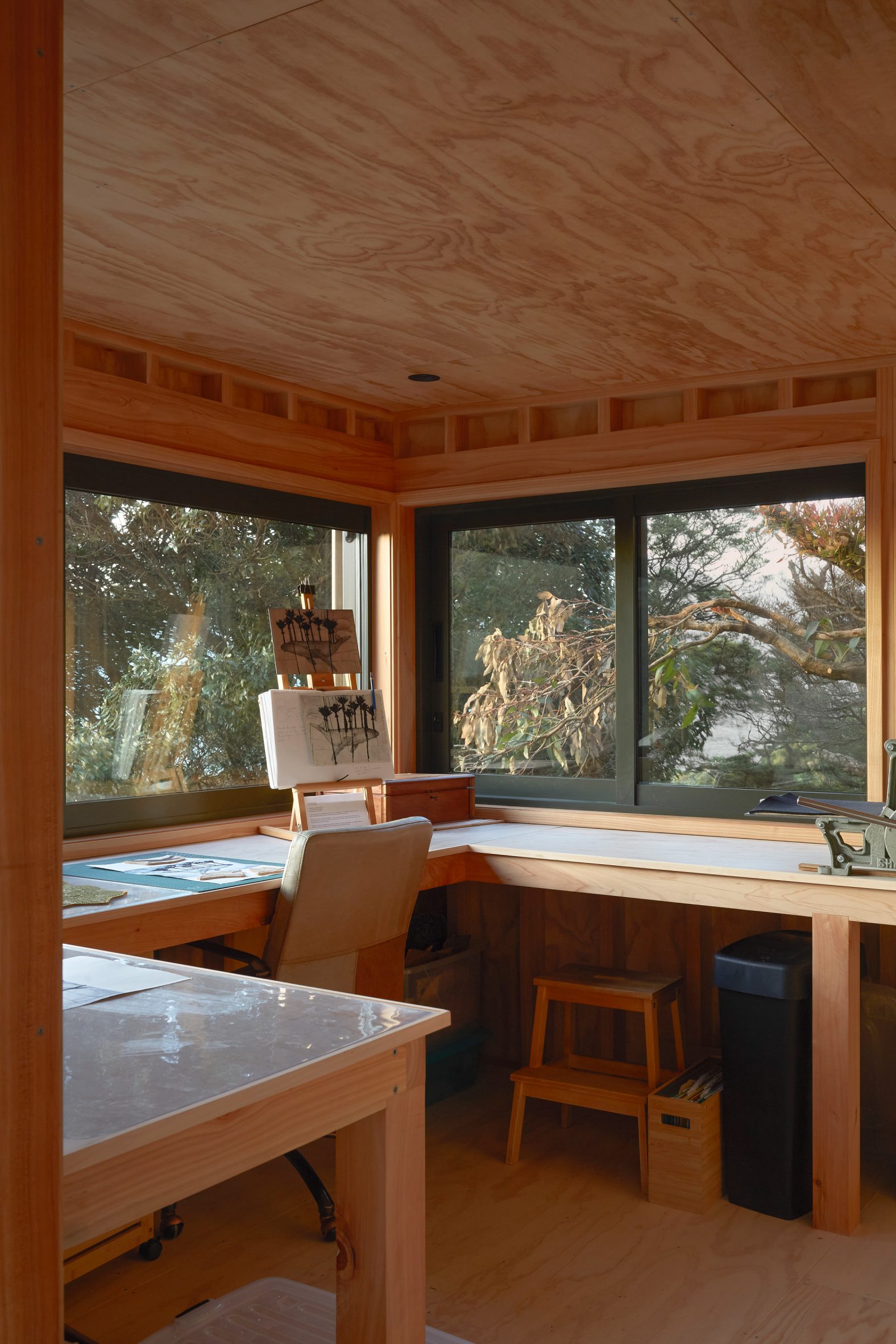 Towering house extension in New Zealand mimics "childhood treehouse"-29