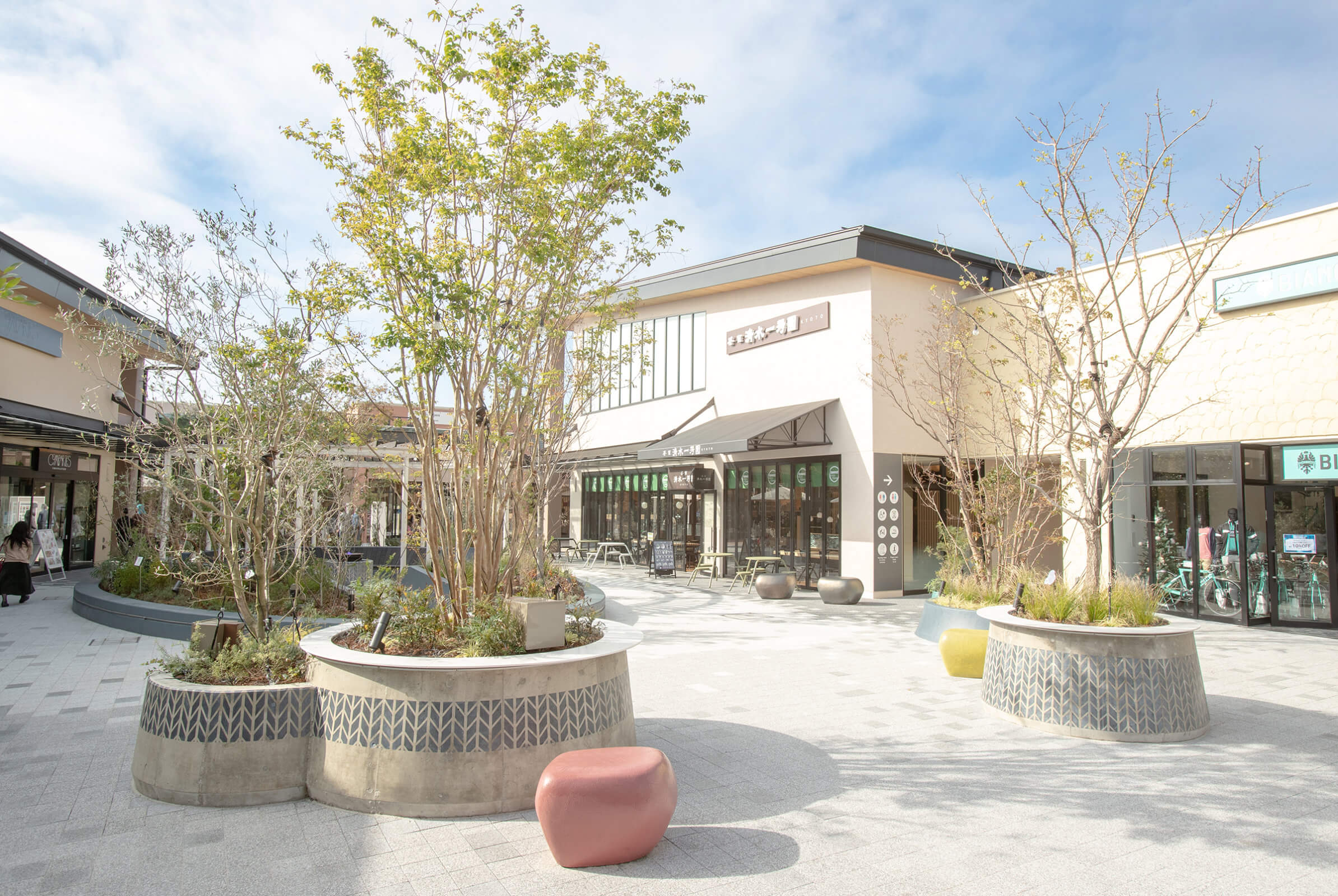 
      MITSUI OUTLET PARK Kisarazu (Phase 3) ｜ STGK Inc. | Landscape Design - Creating a living human-scape
    -11