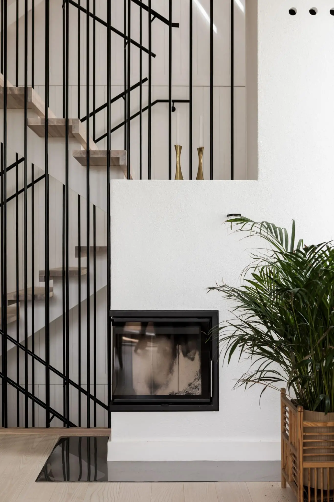 现代木质别墅的屋顶露台与极简内饰设计-6