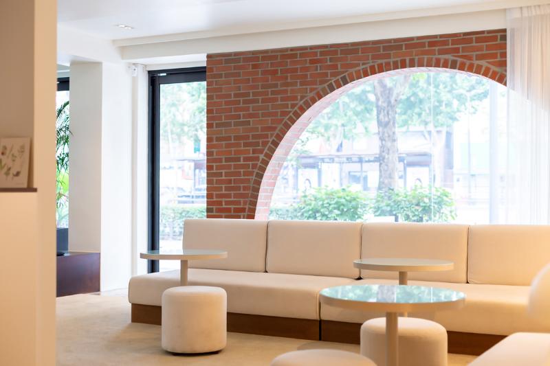 25 坪温暖氛围的白色与木质调咖啡馆设计-15