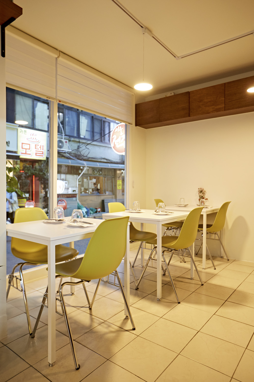 11 平小空间，白色与木质的极简餐厅设计-15