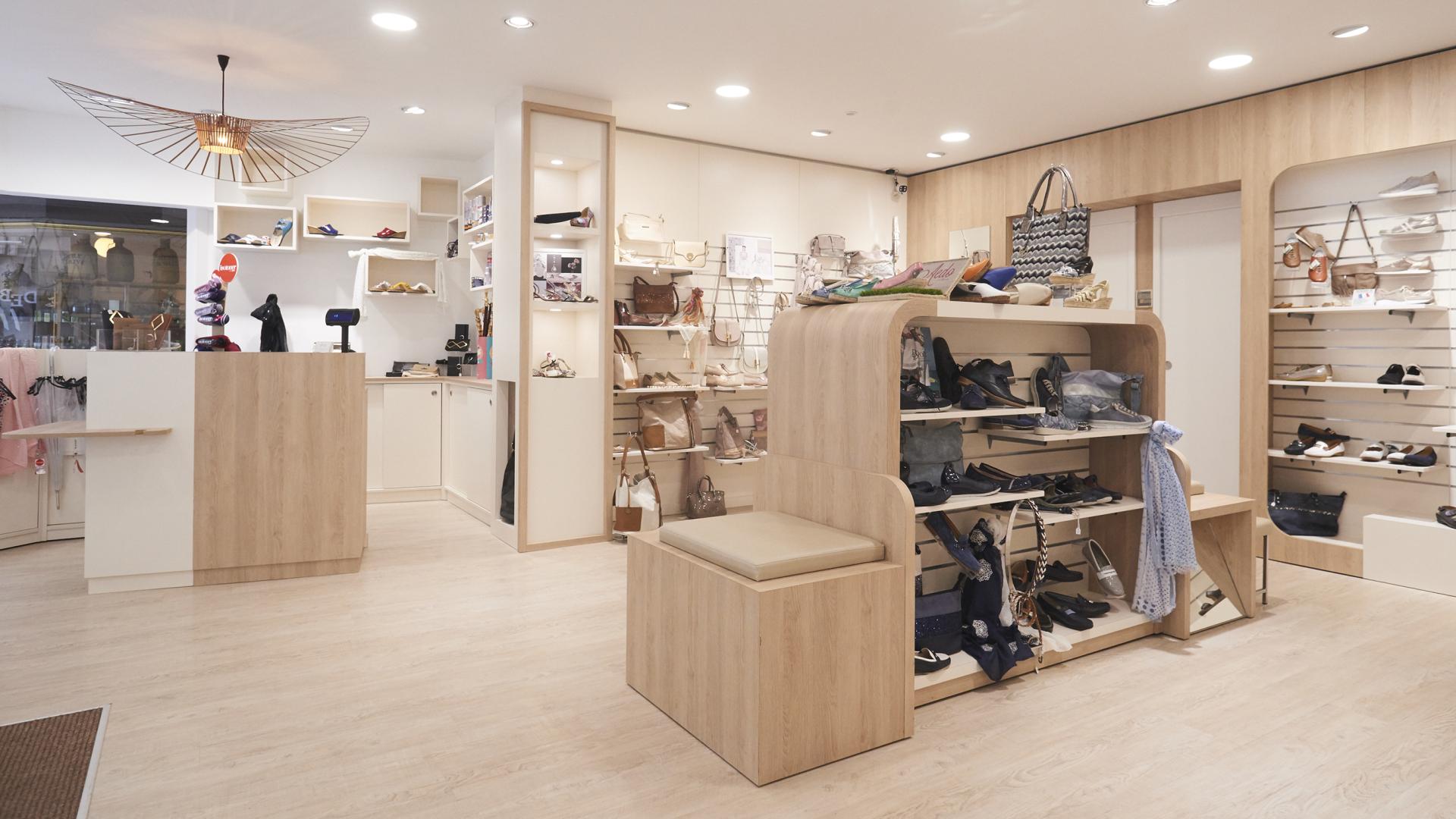 南特木质与白色鞋店布局丨法国南特丨JBCC-11