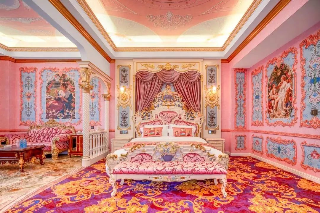 93米!全球最大套娃建筑!草原上的魔幻城堡,10万游客打卡背后的争议与狂欢-17