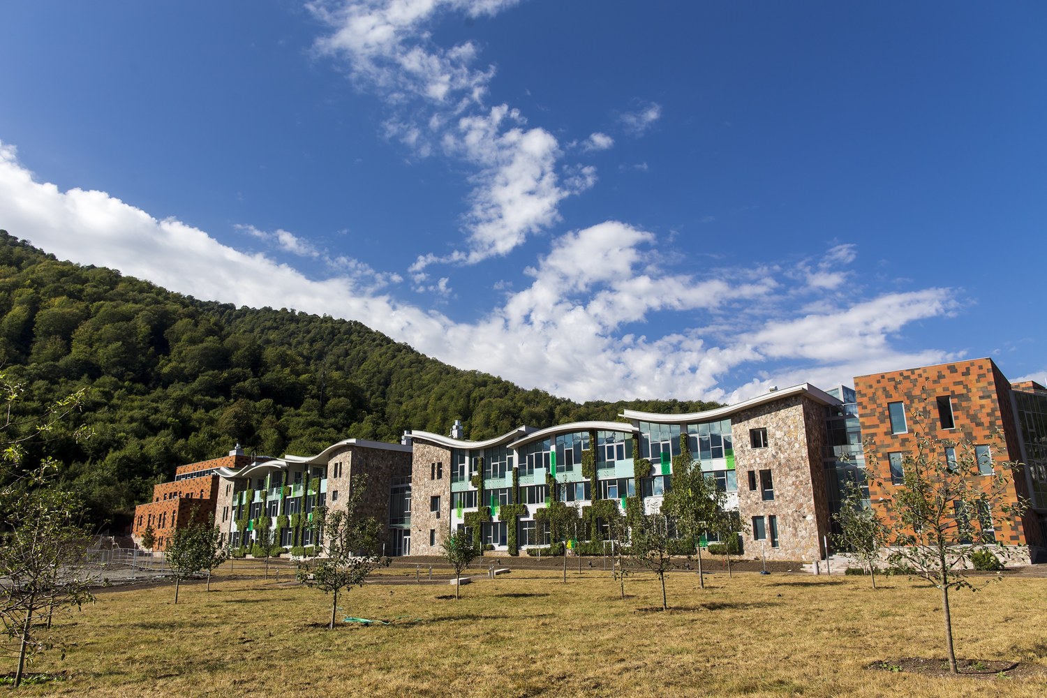 亚美尼亚 UWC 学院 Dilijan 环保现代建筑-40