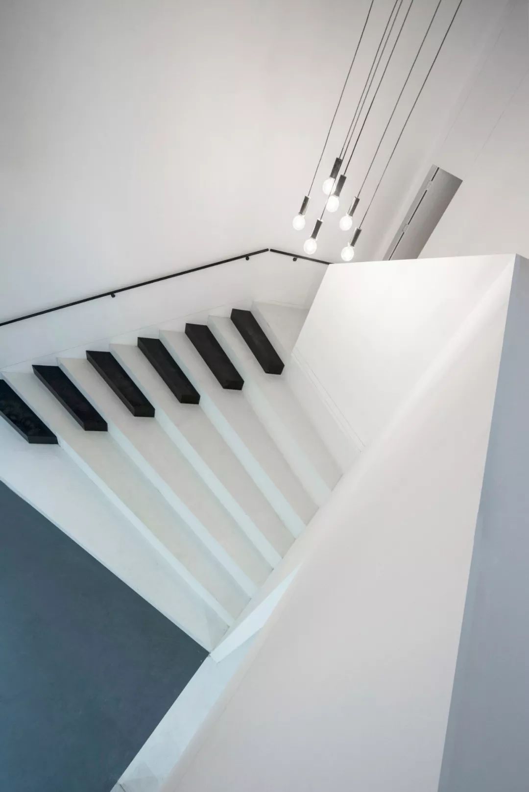 135m²怪异阁楼,创意爆改为艺术画廊式舒适三层!-109