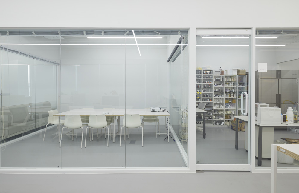 伦敦办公室 | 白色调的优雅照明设计-9