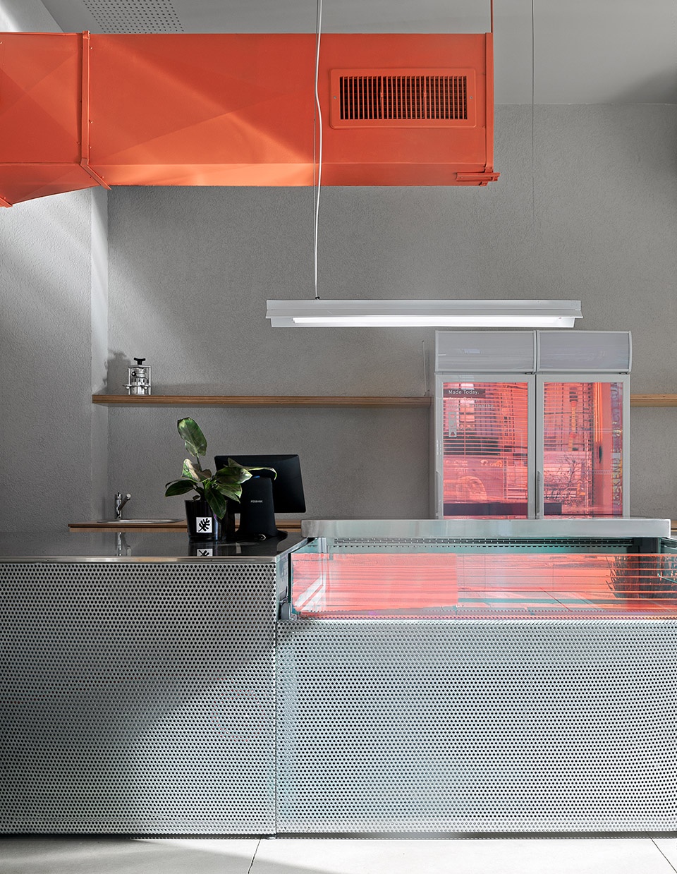 巴兹莱咖啡馆 | 模块化座椅与多彩玻璃营造独特氛围-15