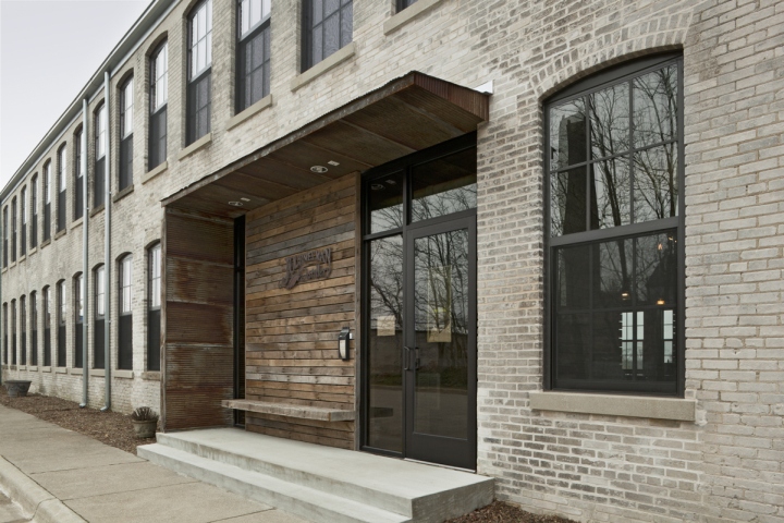 Michigan 百年老厂房变身为现代手工威士忌酒坊，历史与未来交融-16