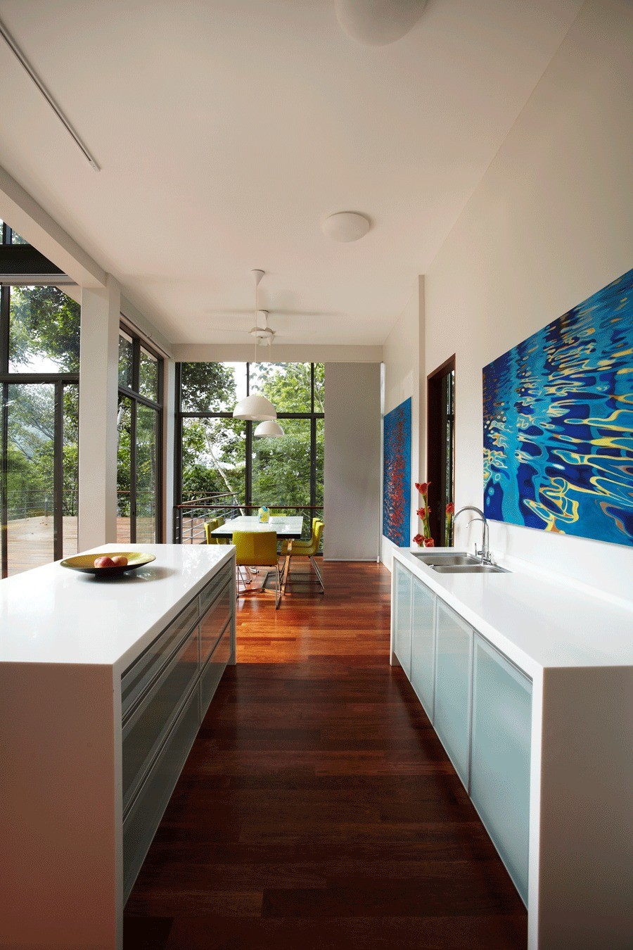 Дом с панорамными окнами посреди леса | 9 фото-10