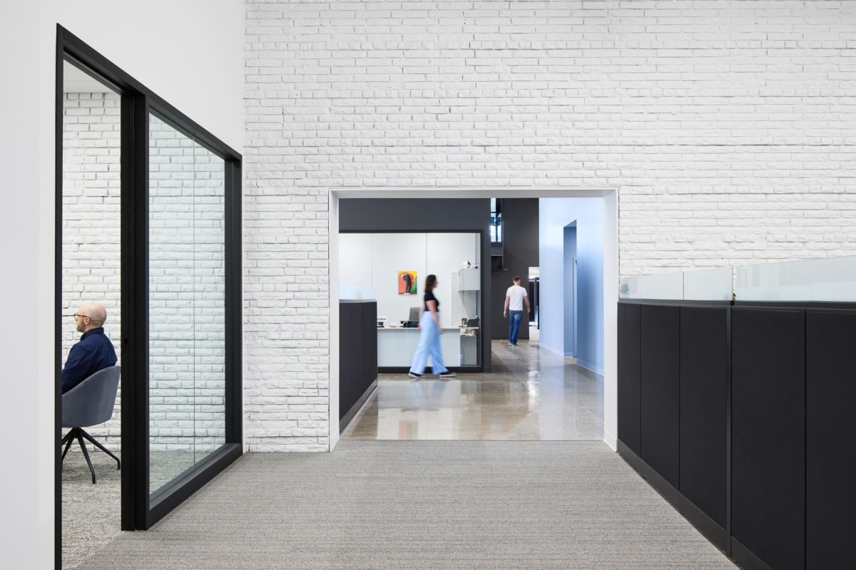 Front Row Sales and Marketing Offices by Studio BV-21