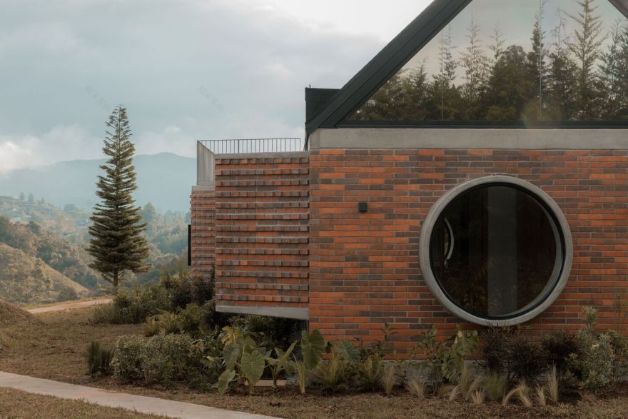 山地景观中的红砖家园-0