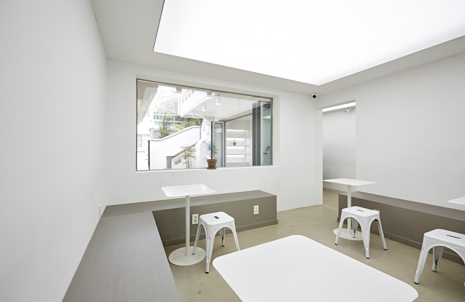 40 平米白色简约风咖啡厅 设计展现极简美学魅力-6