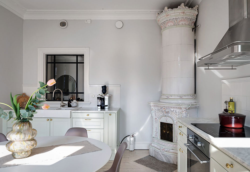 北欧风格公寓的彩色厨房设计-11