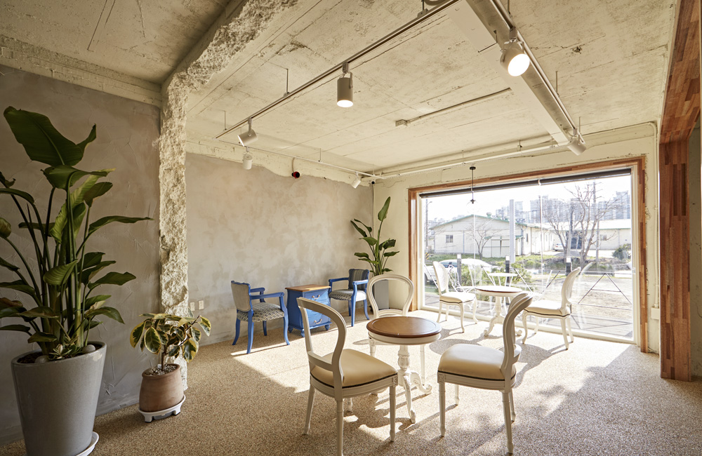 "白色与木纹的和谐交融 | 50 平米的现代咖啡厅设计"-13