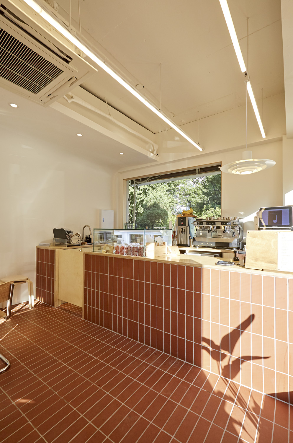 "白色木屋咖啡厅 | 温馨而时尚的设计"-12