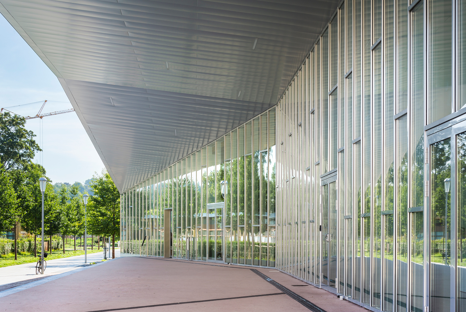 雕塑般的法国 Centre Le Lac 文化中心,打造多功能的社区聚集地-11