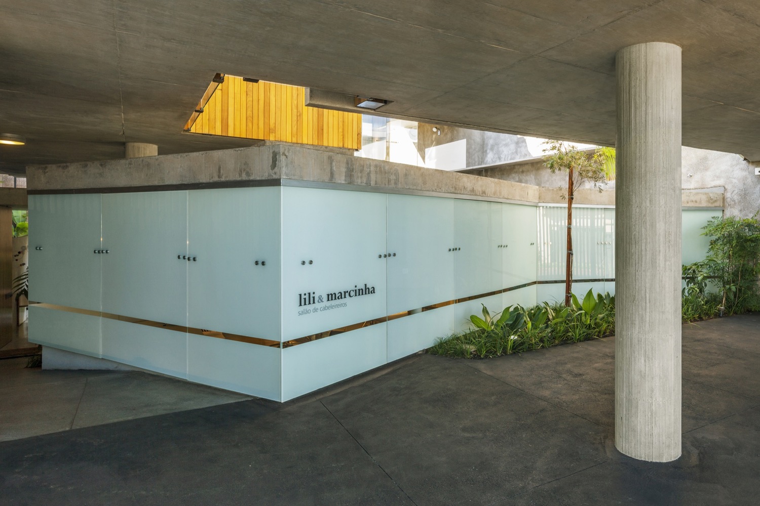 巴西奥兰蒂亚住宅 · 共生设计展现居住与工作空间-22