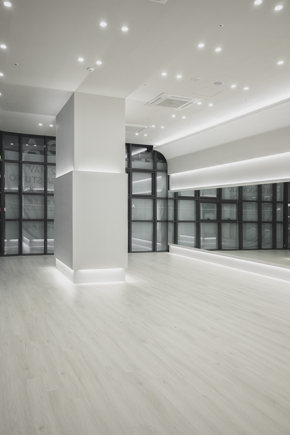 简约白色瑜伽室，45 平米的空间艺术-3