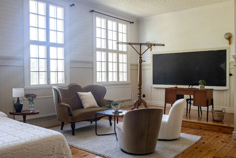 瑞典夫妻妙手改造古老乡村教堂,打造独特夏日居所-11