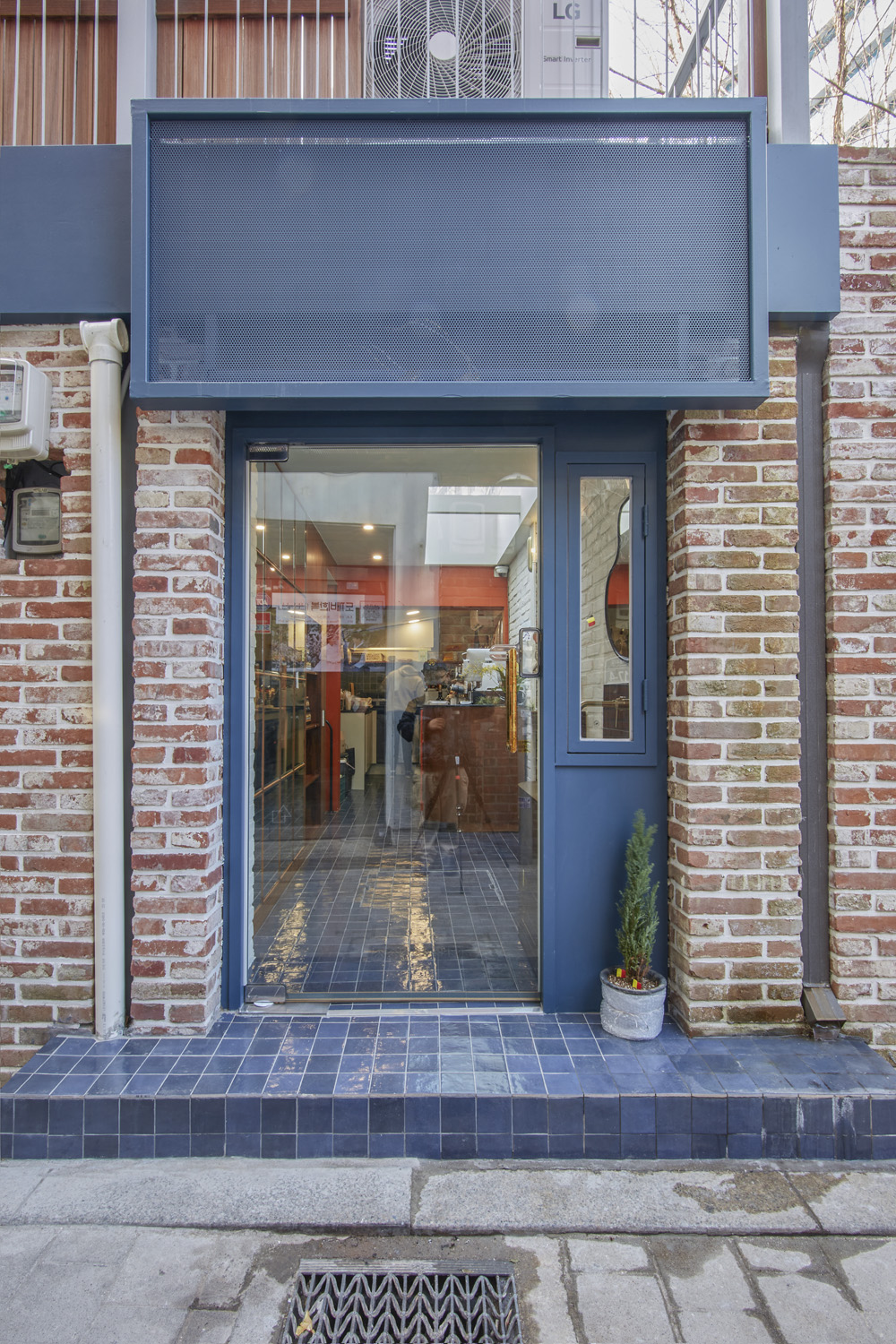 十坪空间里的缤纷色彩盛宴——WAFF 咖啡厅设计-16