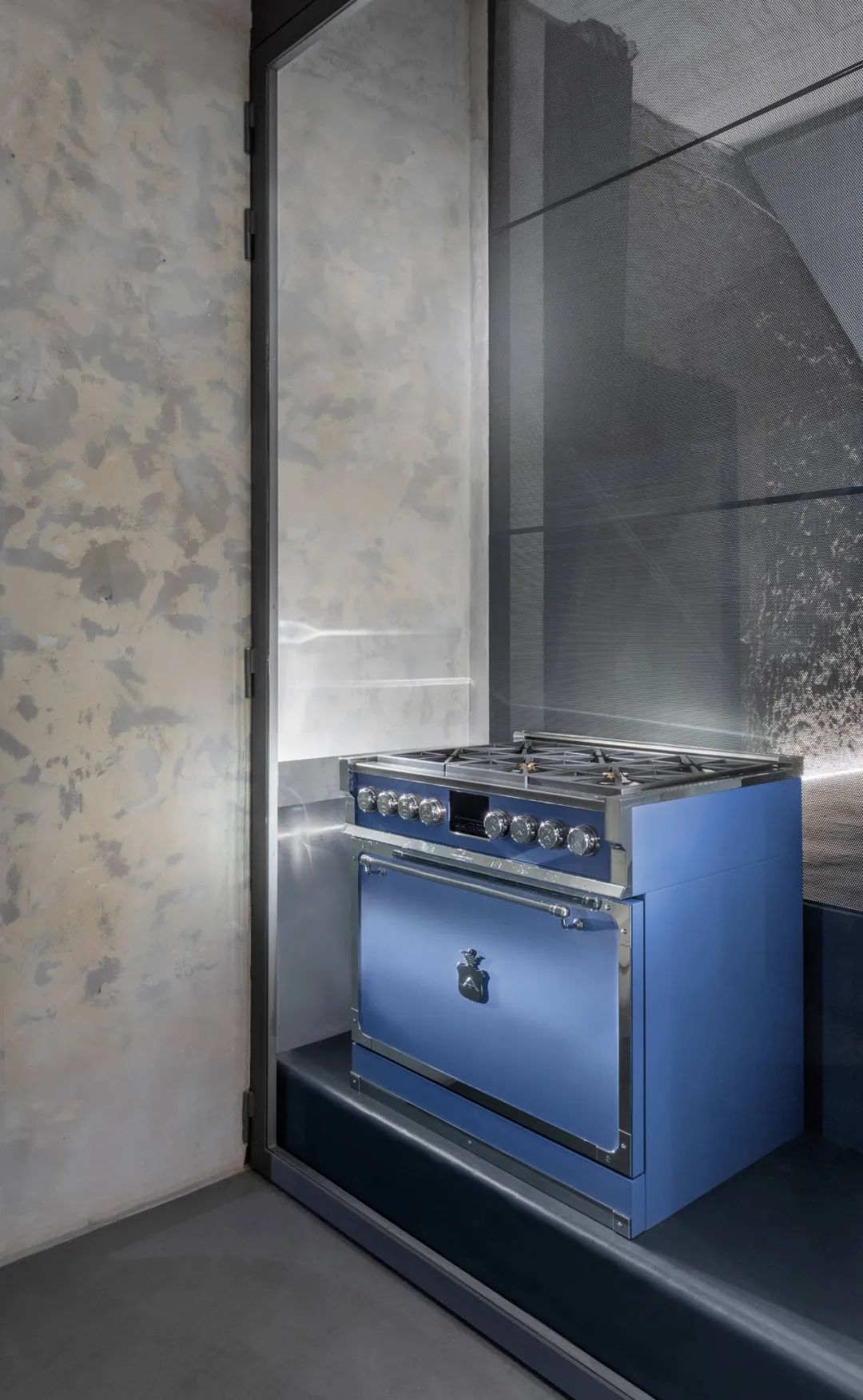 意式风情与现代技术交融的 Officine Gullo 厨房-4