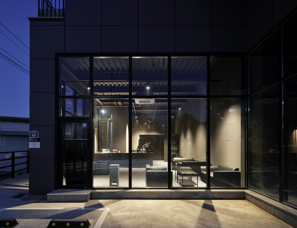 15 平米的极简黑色咖啡馆设计-2