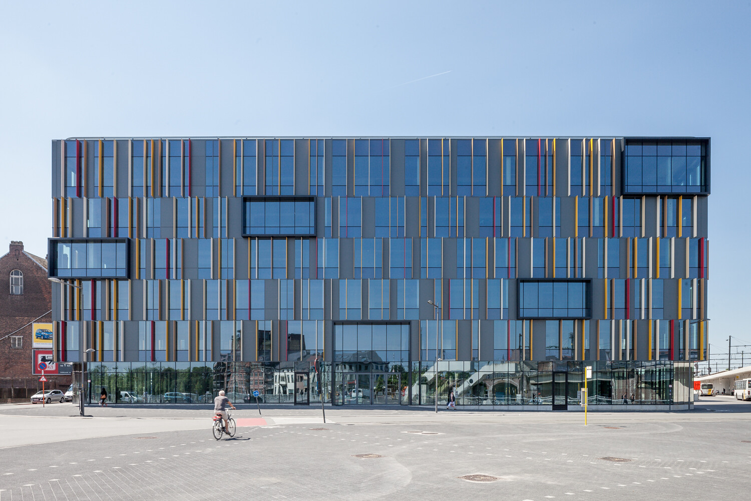 比利时 Aalst 邮局遗址改造,现代办公建筑融入历史工业遗迹-7