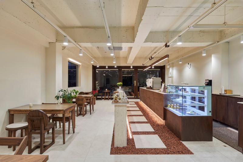 27 坪极简风咖啡厅，明亮照明点亮温馨空间-7