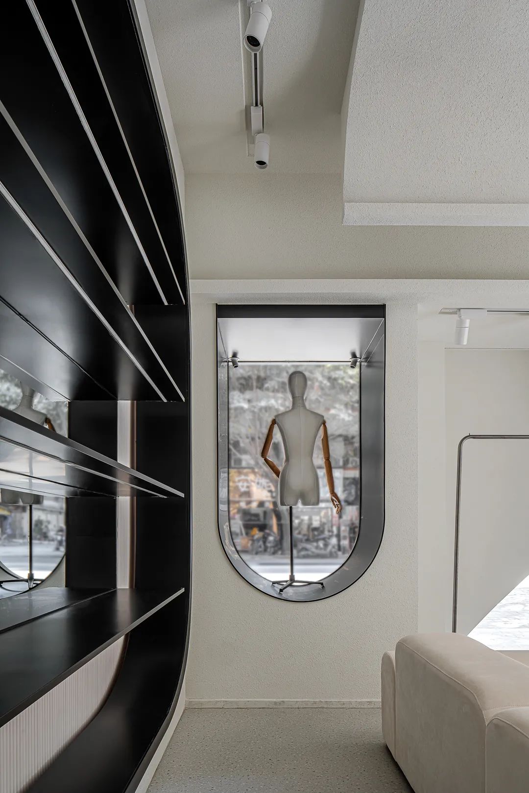 光与四季 · 普宁 70 平米女性服饰店设计丨中国广东丨深圳市陈浩鹏室内设计事务所-24