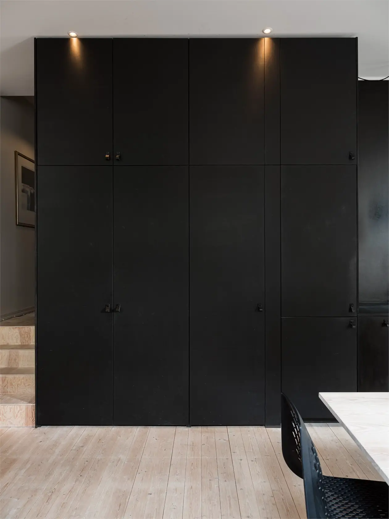 57m2 开放式公寓 | 极简黑厨房设计成为亮点-4