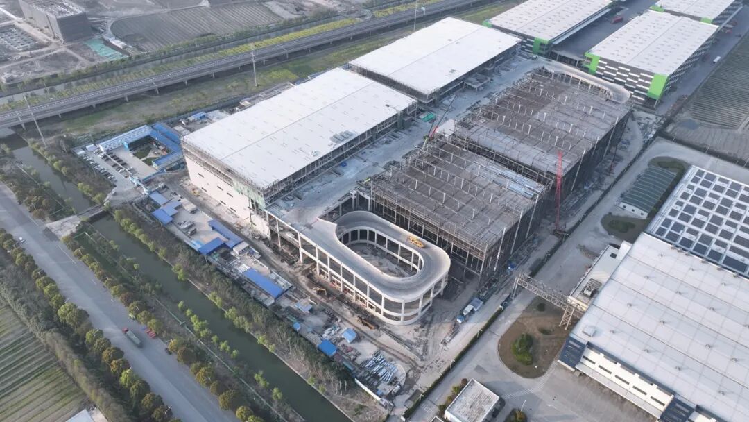 全球第二亚洲最大！中建一局承建的苏州太仓斯凯奇物流中心项目主体结构全面封顶-15