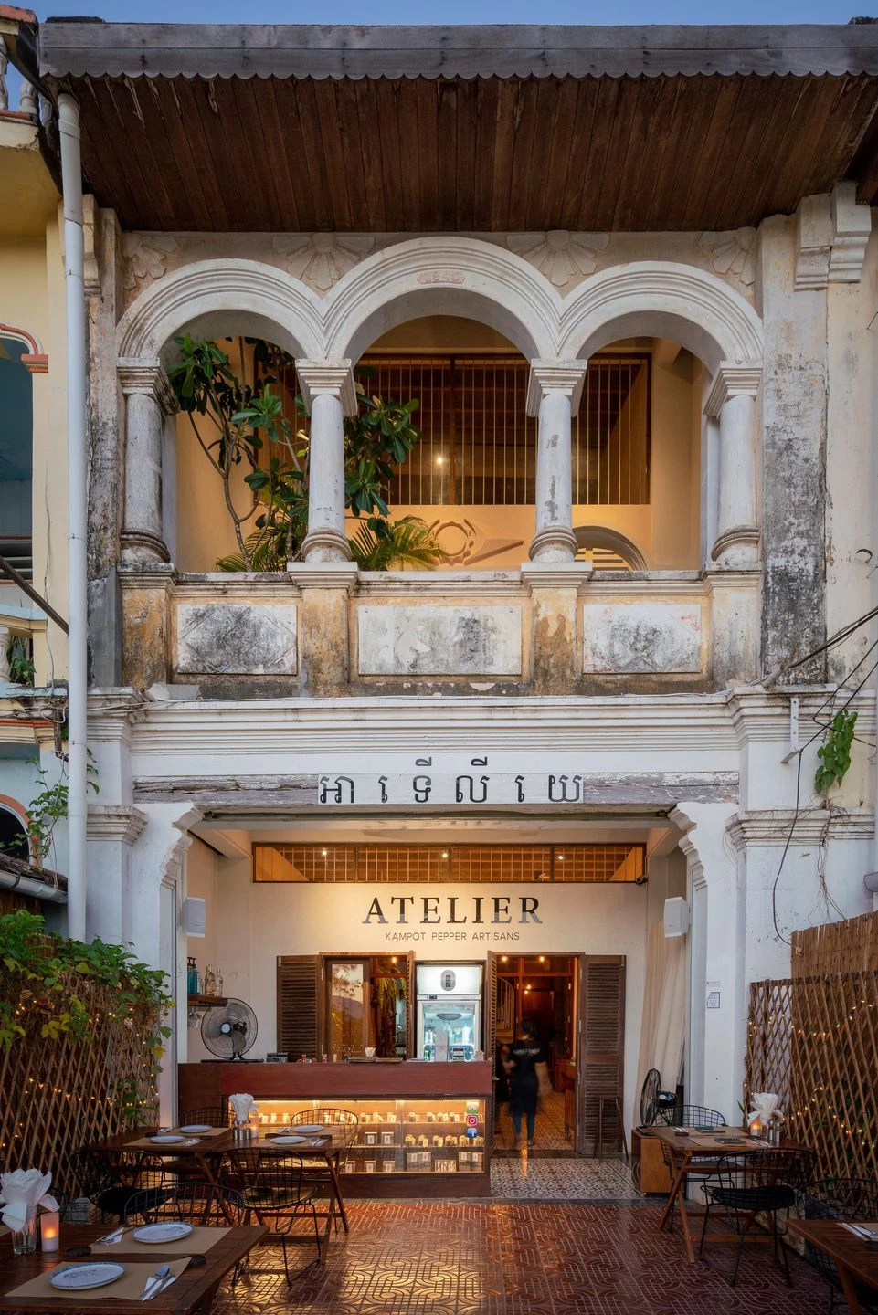 融合传统与当代的柬埔寨 Kampot 老店屋改造-13