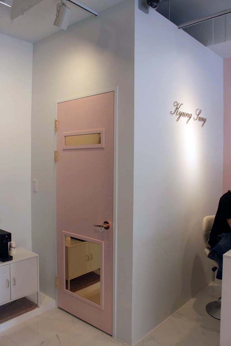 简约时尚的粉金服装店设计-13