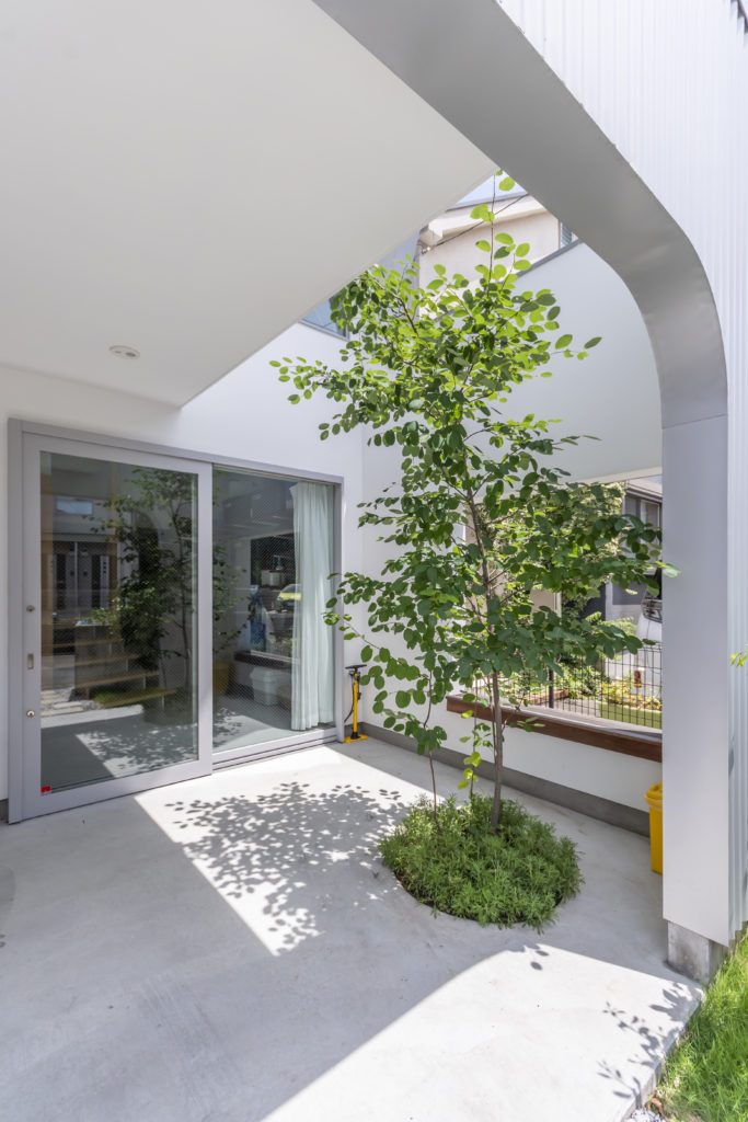 対角線上にゆるやかな階段が通る家 ５匹の犬たちとともに伸びやか、おおらかに暮らす | Architecture | 100%LiFE-15