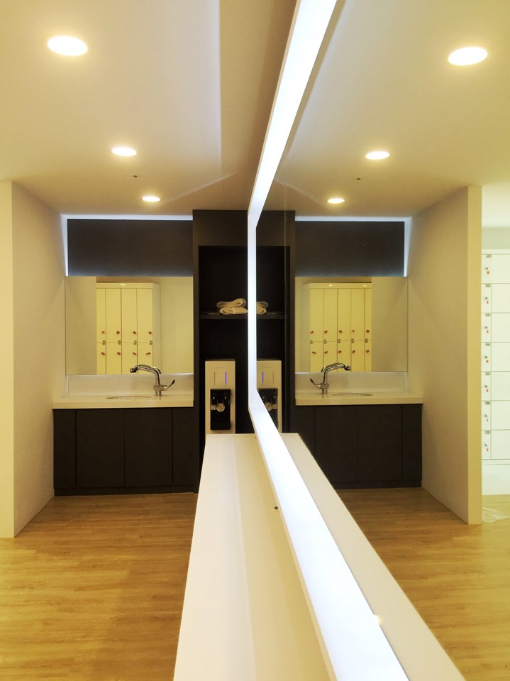 简约时尚的白钢健身房-13