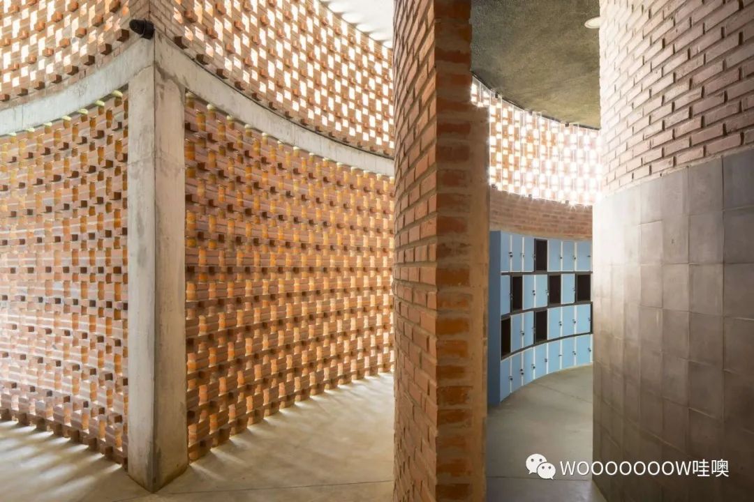 巴西 Unileão 大学体育馆 | 砖纹理与绿意空间的巧妙结合-11