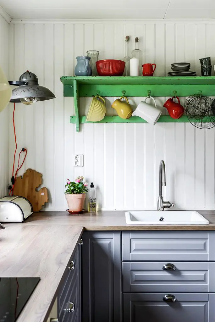 瑞典红屋 | 活力绿沙发点亮乡村时尚家居-6