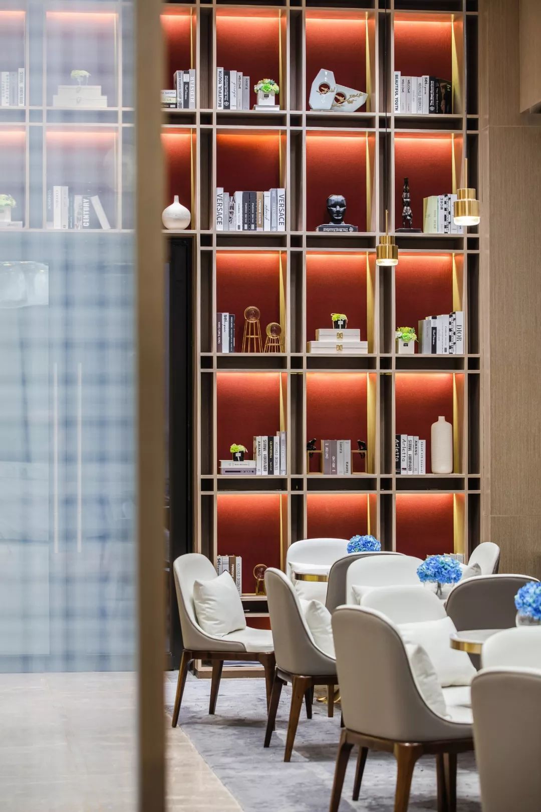 爵士白点缀中国红，简约线条尽显时尚范！-23