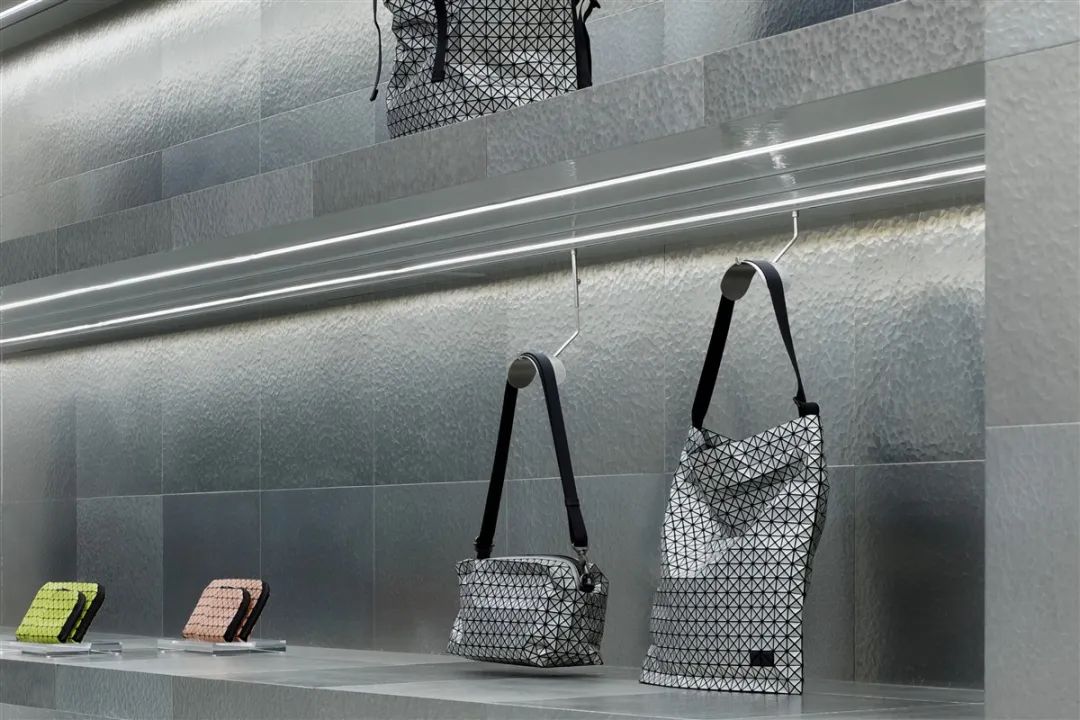 日本 BAO BAO ISSEY MIYAKE 包店设计丨Moment-8