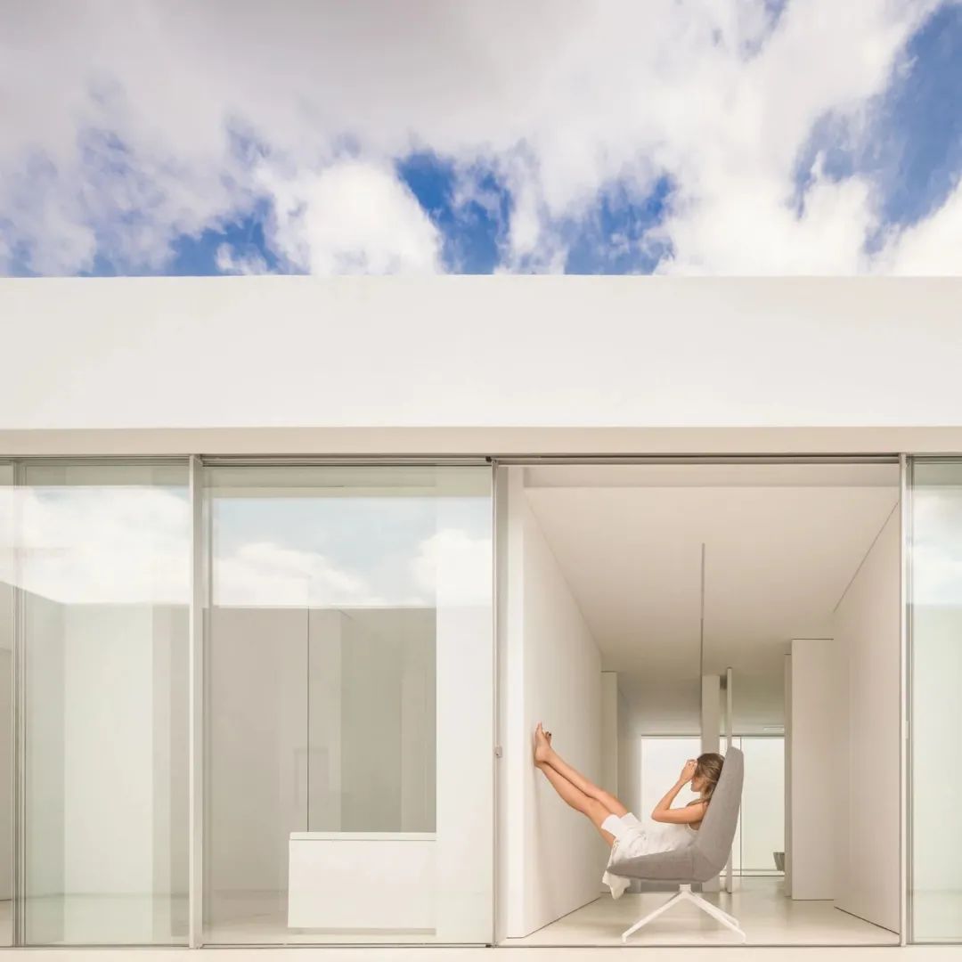 西班牙巴伦西亚“寂静之屋” | 半埋入式极简美学-28