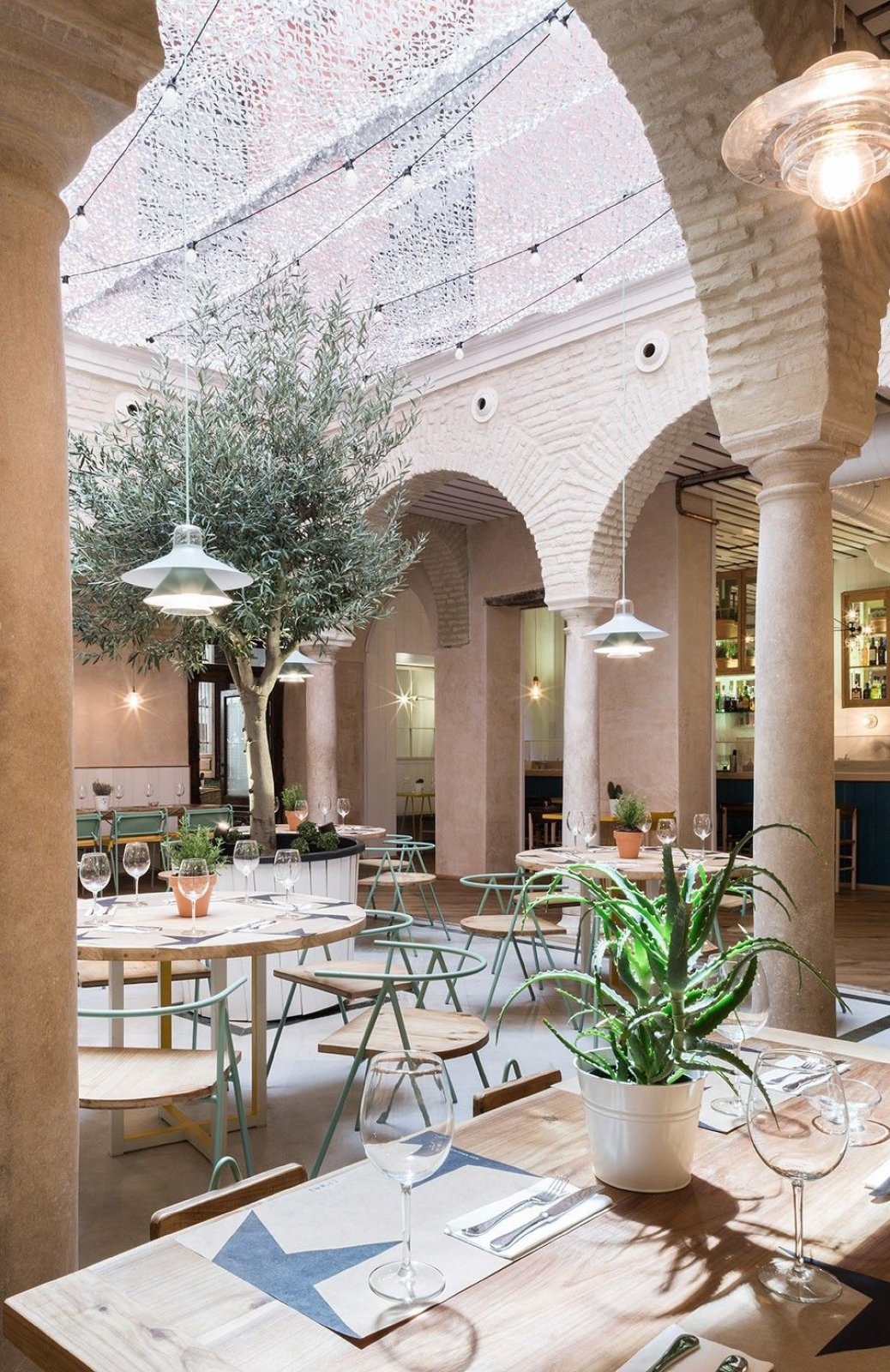 老宅改造成时尚古典并存的华美餐厅-4