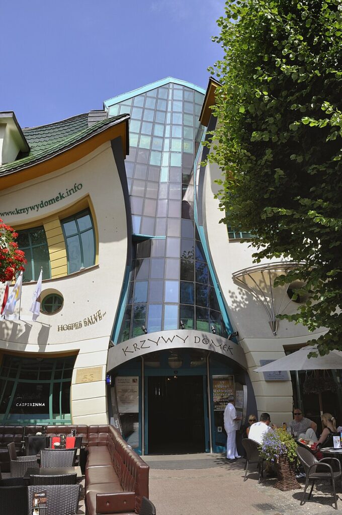 Krzywy Domek (Crooked House) / Szotynscy & Zaleski-12