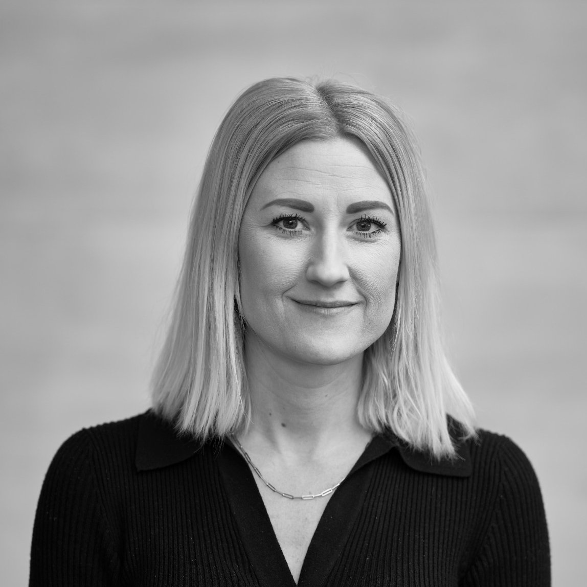 宽敞的酒店风格主卧套卫带梳妆台区域设计丨Ripples Winchester的Caroline Greig-3