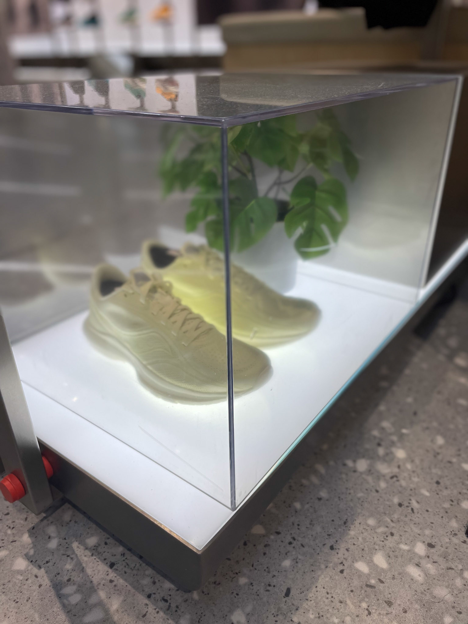 Saucony 新门店开业设计-57
