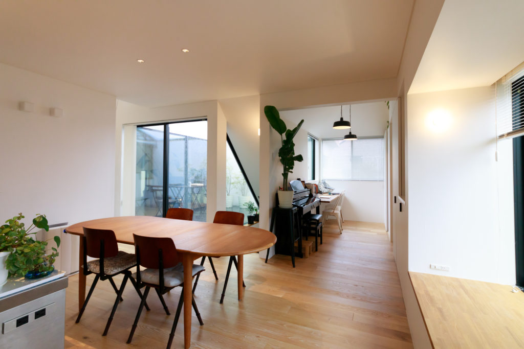 開放感とプライバシーを両立すみずみまで陽光が行き渡る光庭が導く心地よい空間 | Architecture | 100%LiFE-7