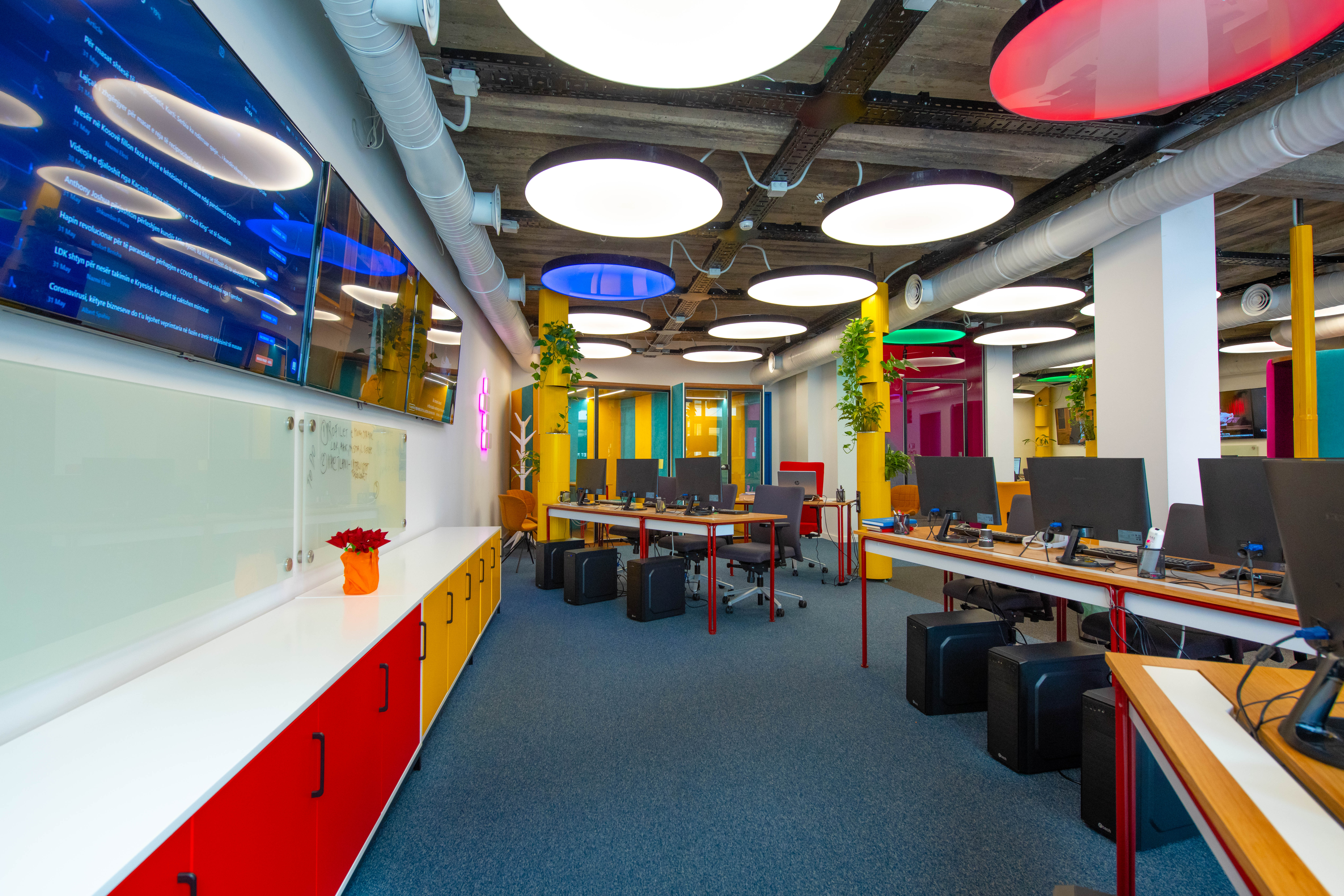 科技隐形的纽带——Telegrafi 办公室设计-17